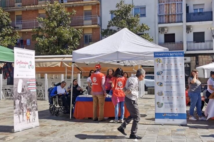 Una veintena de entidades de la provincia participan en un mercadillo solidario en Coria 