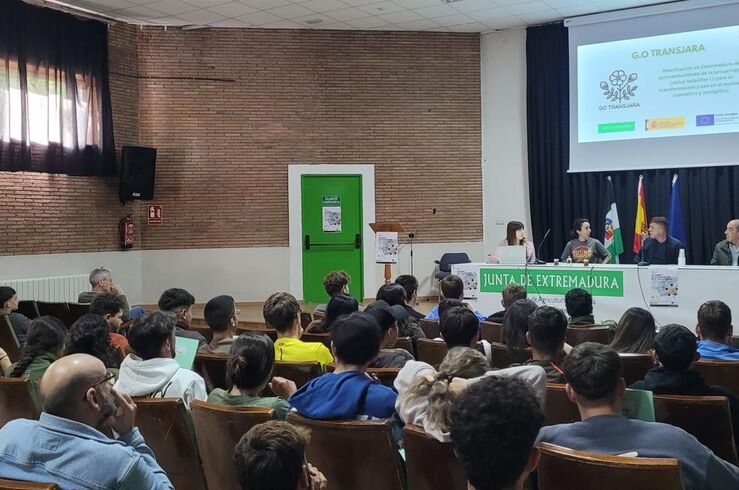 Jornada aborda en Navalmoral aprovechamiento de la jara pringosa en pro desarrollo rural