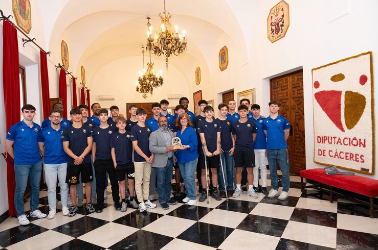 Morales recibe a jugadores del Sagrado Corazón Cáceres CB tras su buena temporada