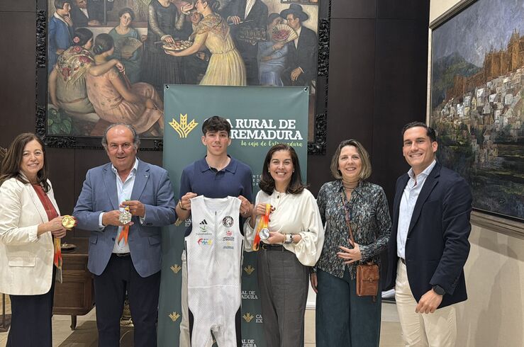 Caja Rural firma un acuerdo para apoyar al joven atleta de la región David Gª Zurita 