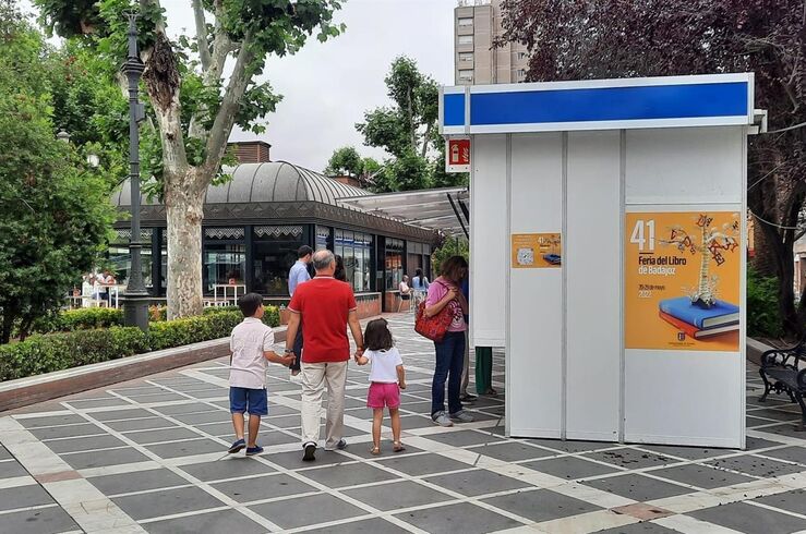 Luz Gabás y Vicente Vallés protagonizan la programación en la Feria del Libro de Badajoz