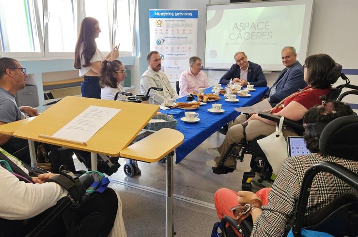 Aspace Cáceres inicia programa desayunos con autoridades para darles a conocer el centro