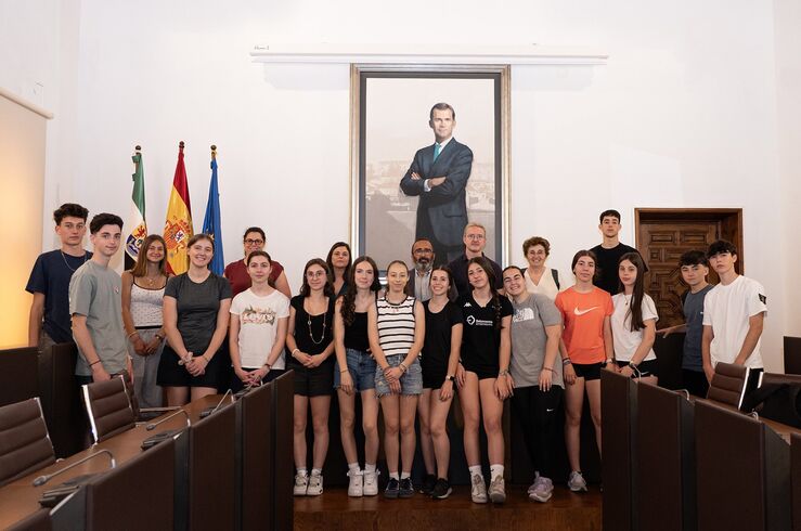 Morales recibe al alumnado del IES Valle del Jerte y del liceo Jean-Perrin de Nantes