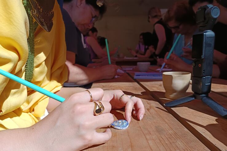100 personas hacen sus propias pulseras romanas en Mérida en un taller de Emerita Lvdica