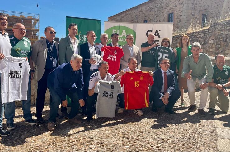 Reconocidas figuras fútbol se citarán en Cáceres para recaudar fondos para enfermos de ELA