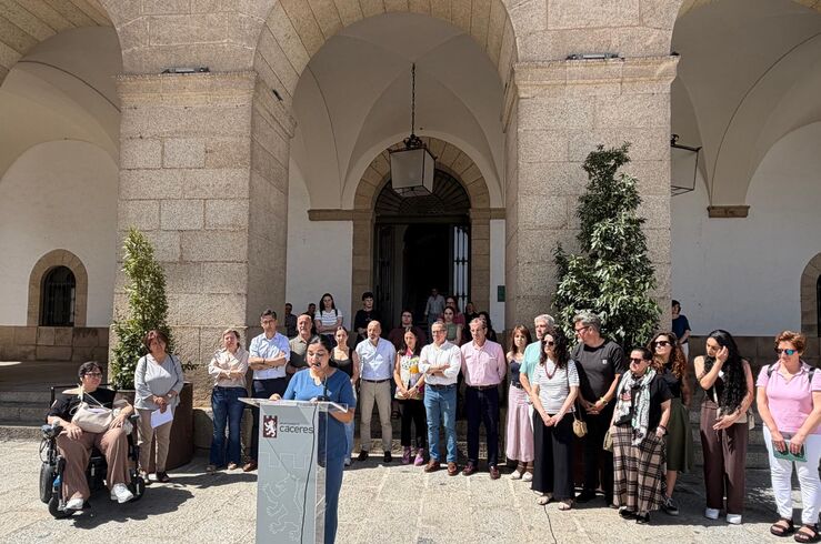 Cáceres muestra su repulsa por los asesinatos de mujeres víctimas de la violencia machista