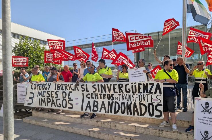 CCOO se concentra para reclamar una solución al impago de nóminas en centros de transporte