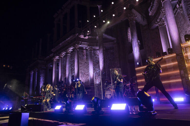 El 'QUINCE Tour' de Malú arranca a lo grande en el Teatro Romano de Mérida