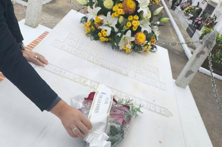 PSOE de Solana de los Barros propone dignificar la fosa común del cementerio
