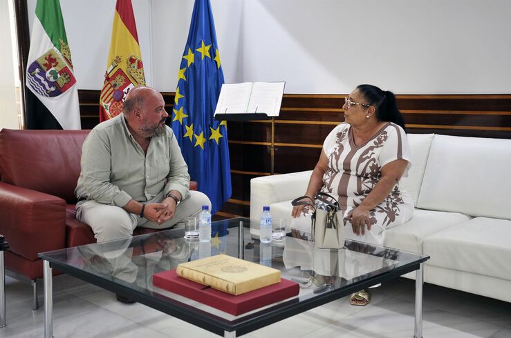 Naharro aborda con Asociación Mujeres Gitanas de Mérida los retos actuales de la comunidad