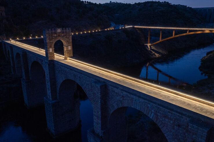 Alcántara estrena su pasarela peatonal, un nuevo recorrido a pie junto al puente romano
