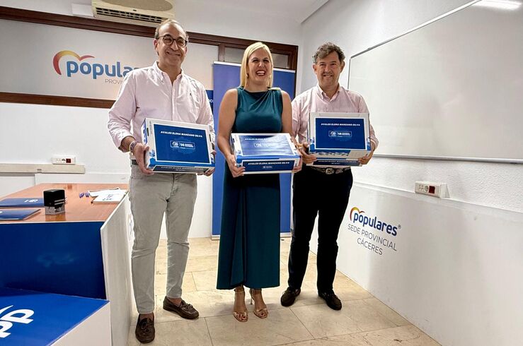 Elena Manzano presenta 1.508 avales a su candidatura para presidir PP provincial Cáceres
