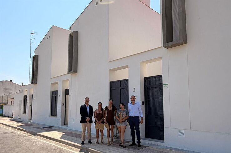Junta entrega llaves a adjudicatarios de 4 viviendas VPO en Robledillo de Trujillo