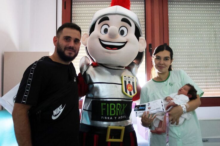 Romanito regala abono del Mérida de la nueva temporada a los bebés nacidos este miércoles