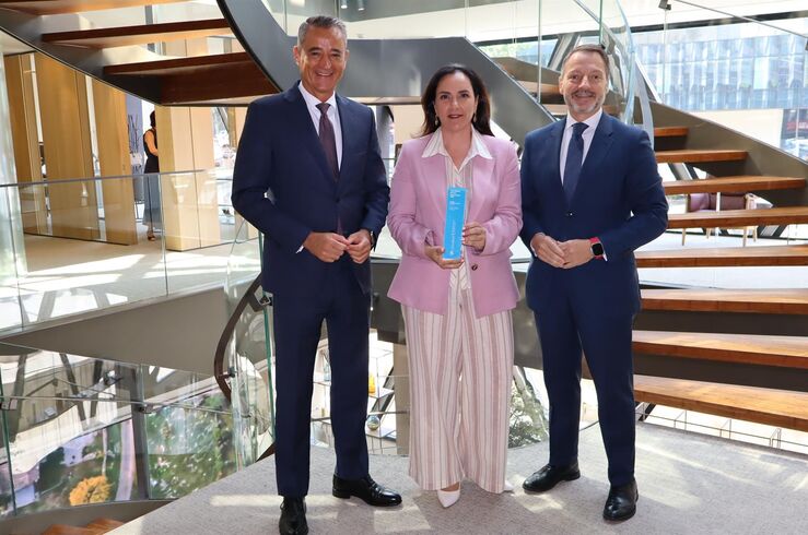 CaixaBank galardona a Carmen Labrador, de Grupo Gedauto, con el 'Premio Empresaria' 