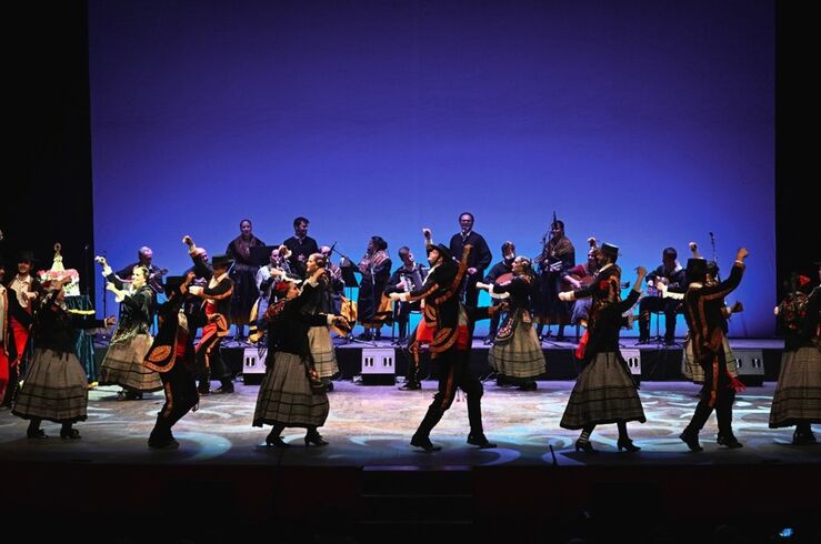 Grupos de Badajoz, Bulgaria y Alburquerque en I Gala XLV Festival Folklore de Extremadura