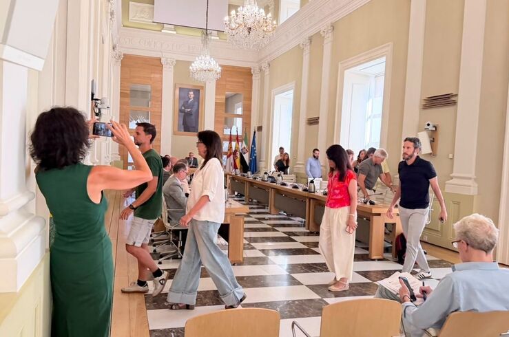 En pleno Cáceres, PP y Vox apoyan defensa de la Cruz de Caidos, y PSOE y Unidas abandonan 