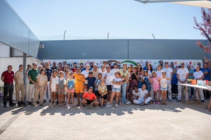 Alumnado de Escuela Barraeca de Mérida recibe a los niños del programa 'Vacaciones en paz'