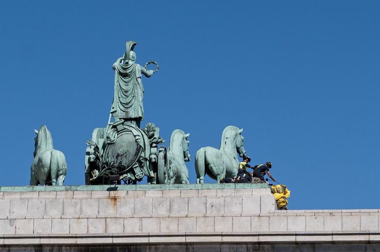 Detenidos activistas de Greenpeace por colgar una pancarta en el Arco de Moncloa 