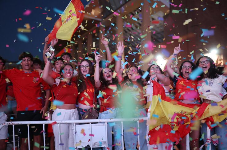 Miles de personas celebran en Don Benito, localidad natal de Porro, la victoria de España