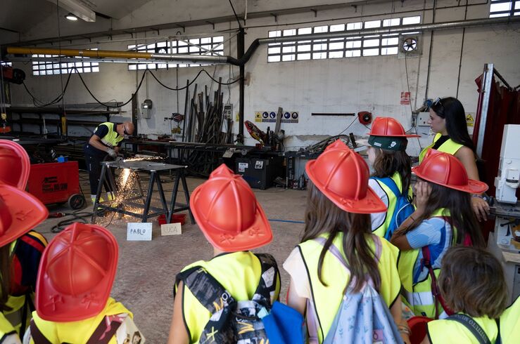 Niños del Centro de Pedagogía Sonrisas visitan los talleres de Diputación de Cáceres