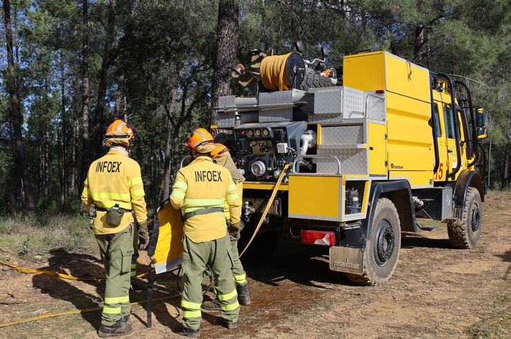 Extremadura envía bomberos, maquinaria y helicóptero de extinción a Castilla-La Mancha