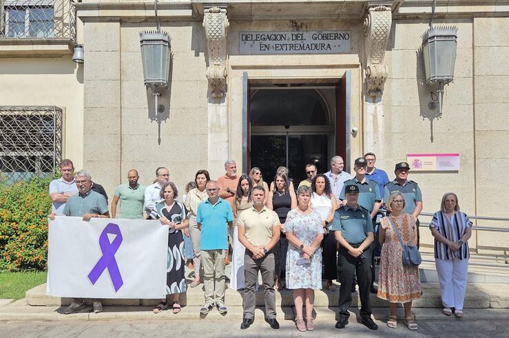 Minuto de silencio por últimas víctimas de violencia de género ante la Delegación Gobierno