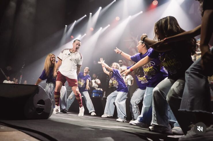 La bailarina María Seco hace vibrar al público en el concierto de Elvis Crespo 