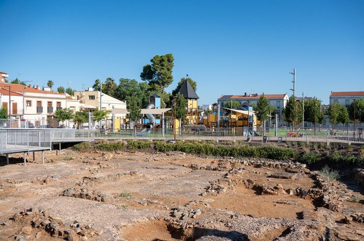 Pasarela accesible para visita restos arqueológicos de la Ciudad de la Infancia 