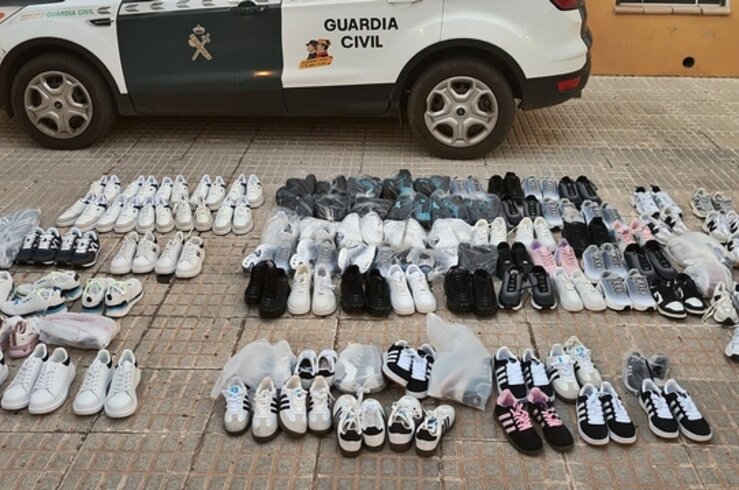 Intervienen más de cien pares de zapatos deportivos falsificados en Almendralejo