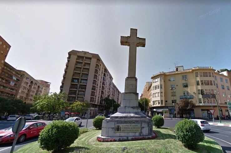 Varias asociaciones memorialistas de Extremadura reclaman retirada de la Cruz de Cáceres