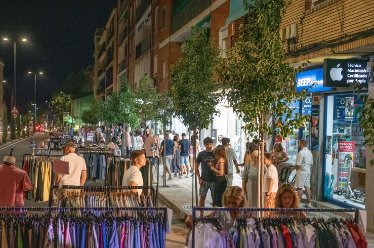Medio centenar de establecimientos de Coria abren en la Showpping Night