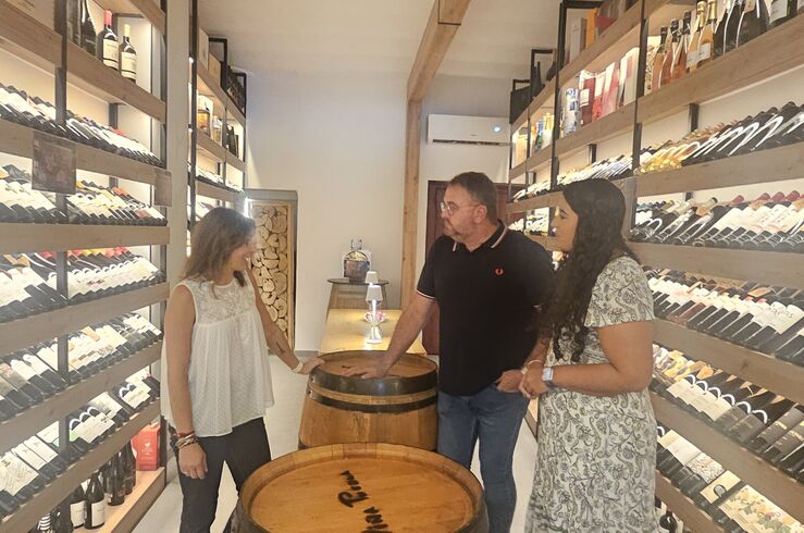 Osuna muestra su respaldo al emprendimiento de Mérida con su visita a Wines&Movidas