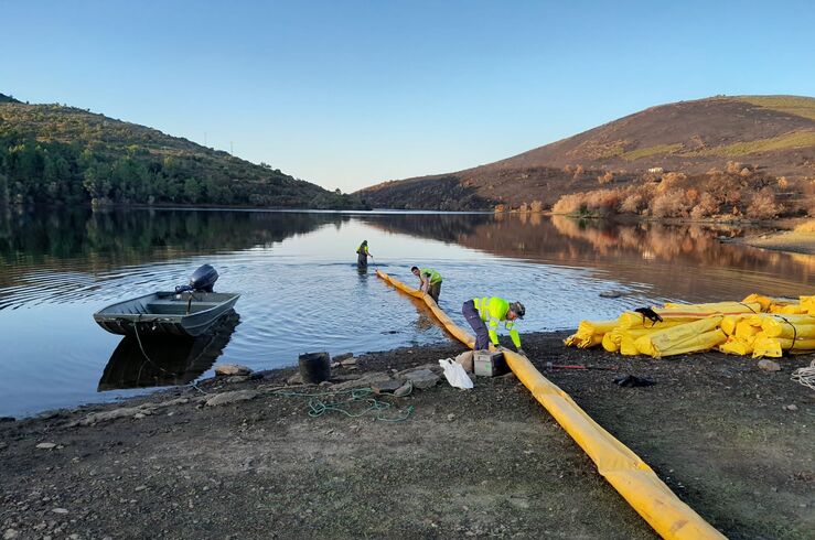 CHT instala barreras de filtración de cenizas en embalses cercanos a incendios del verano