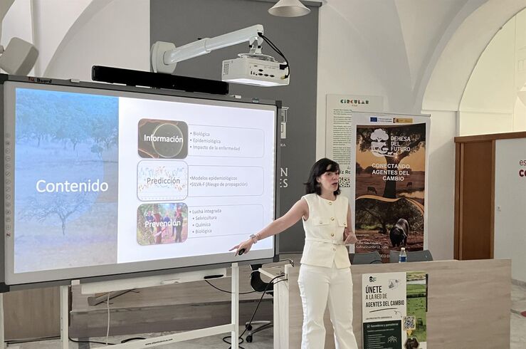 Investigadora de Cicytex presenta el desarrollo de su estudio sobre Fitóftora en Sudáfrica