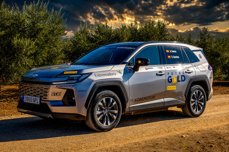Los extfremeños Ángel Santos y David Sánchez estrenan Toyota RAV4 Plug en Coruña