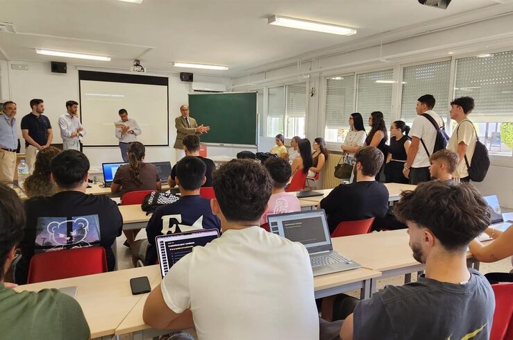 El alcalde de Cáceres da la bienvenida a los nuevos estudiantes universitarios