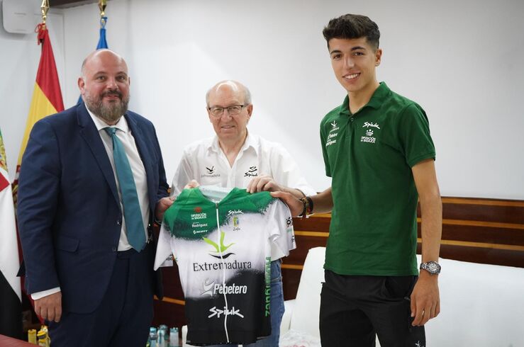 El presidente de la Asamblea se reúne con el ciclista Paco Fernández 