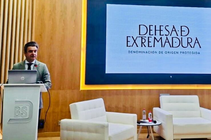 Consejería de Agricultura refuerza en Zafra su apoyo al modelo de ganadería extensiva