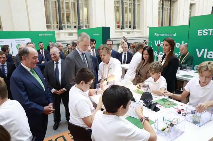 Felipe VI inaugura muestra sobre evolución tecnológica y futuro electricidad de Iberdrola
