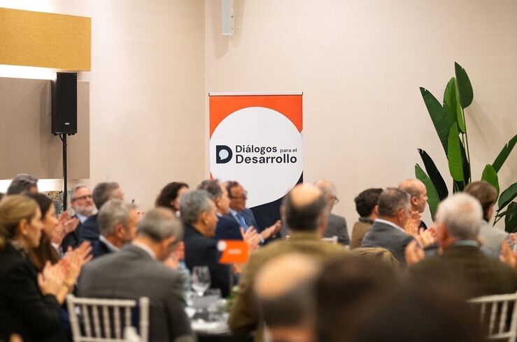 Albert Rivera y Miguel Sebastián analizan en Mérida los cambios económicos internacionales