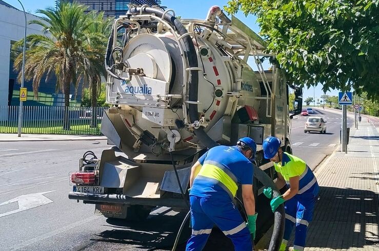 Badajoz se prepara para las lluvias con limpieza de imbornales y extracción residuos