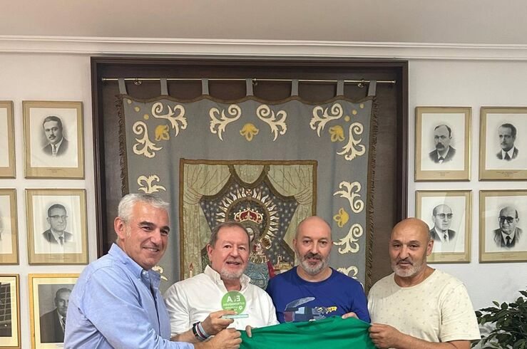 Cofradía de la Virgen de la Montaña de Cáceres dona material sanitario a la Asociación ELA