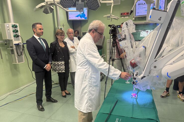 El CCMIJU de Cáceres incorpora el robot quirúrgico Da Vinci Xi