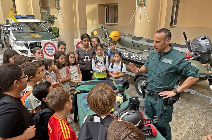 Acuartelamiento de la Guardia Civil de Badajoz abre sus puertas a escolares de 7 colegios