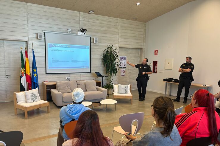 Policía acerca app móvil AlertCops a profesionales y víctimas violencia género en Badajoz