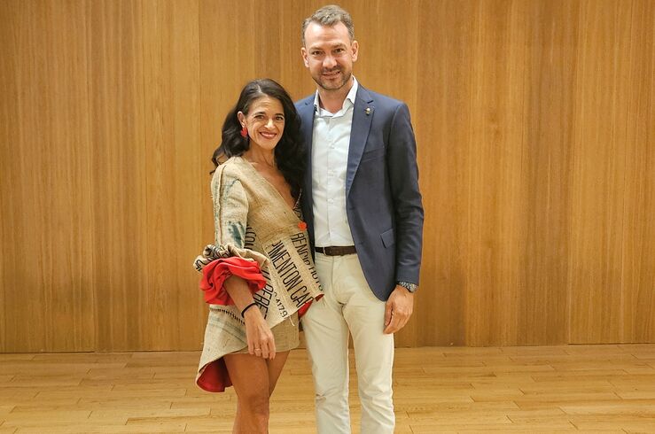 Eva Jabón, Farandulera, lleva el ‘Oro Rojo’ de La Vera a la moda sostenible
