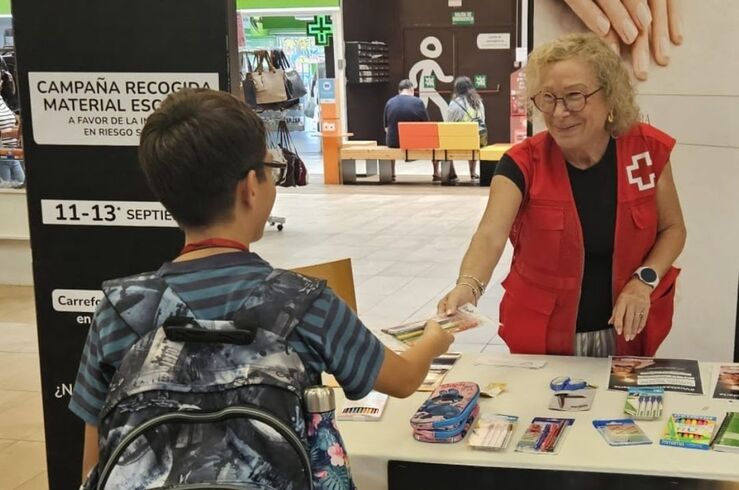 Solidaridad Carrefour entrega a Cruz Roja 9.300 euros en material escolar para menores