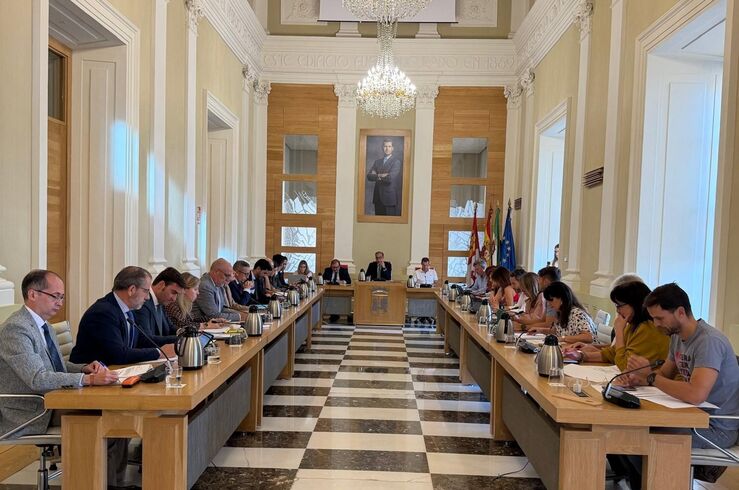 En pleno municipal, PP y Vox piden al Gobierno un plan de infraestructuras para Cáceres