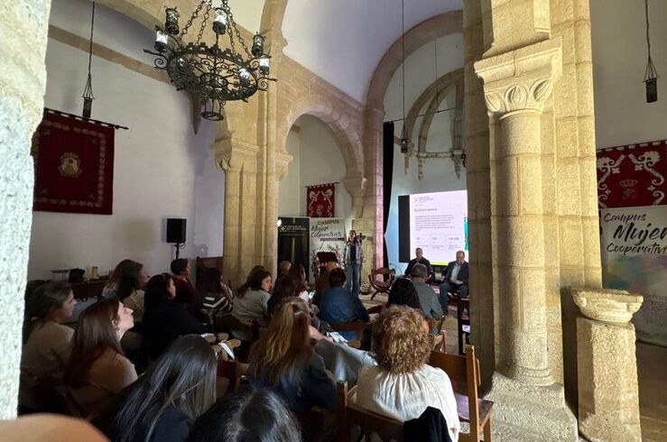 Cien mujeres cooperativistas acuden en Alburquerque a campus sobre retos de su actividad